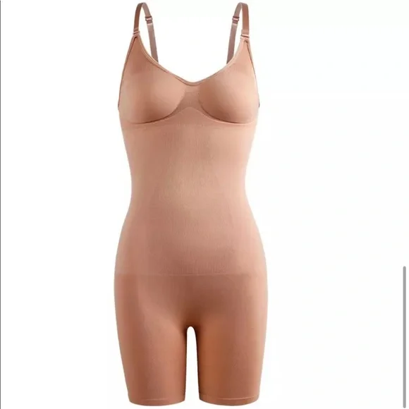 Seamless Bodysuit Shapewear and butt lifter
With Strappy Back-Chest size S-M - Picture 2 of 2